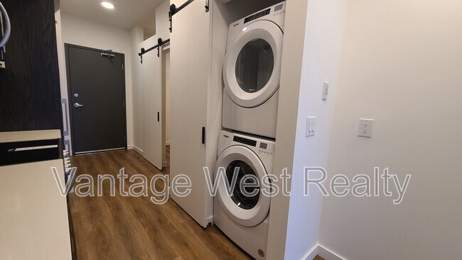 Photo - 615-615 Rutland Rd N