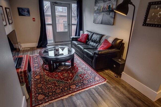 Photo - 41 Charlton Av W Unité 2-Bed Plus Den