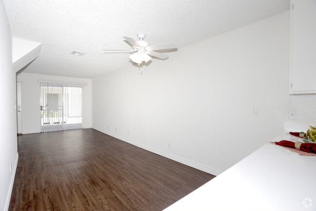 2BR, 2BA - 925 SF