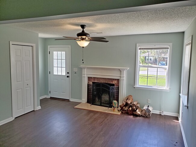 Building Photo - 1730 Pinckney Park Dr Unit B