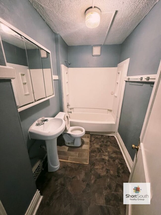 Photo - Updated 3 bed 1 bath upper apartment in Lansing