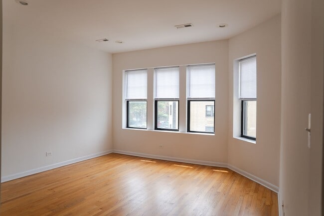 Photo - North Lincoln Square - 2 Bed / 1 Bath - In Unit Laundry Unit 2504-2