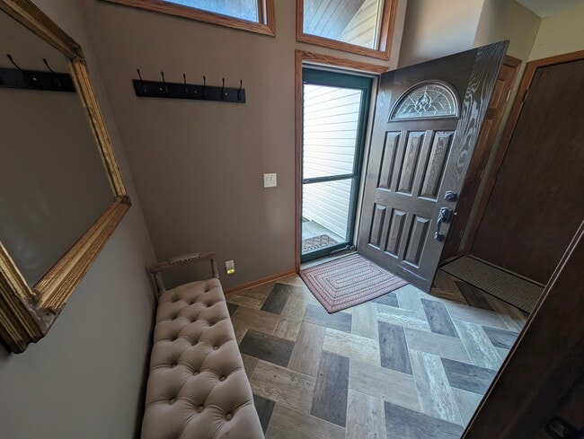 Photo - 607 Tamarack Dr W