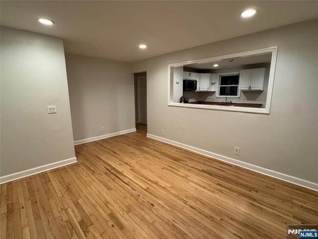 Building Photo - 2 Woodside Ave