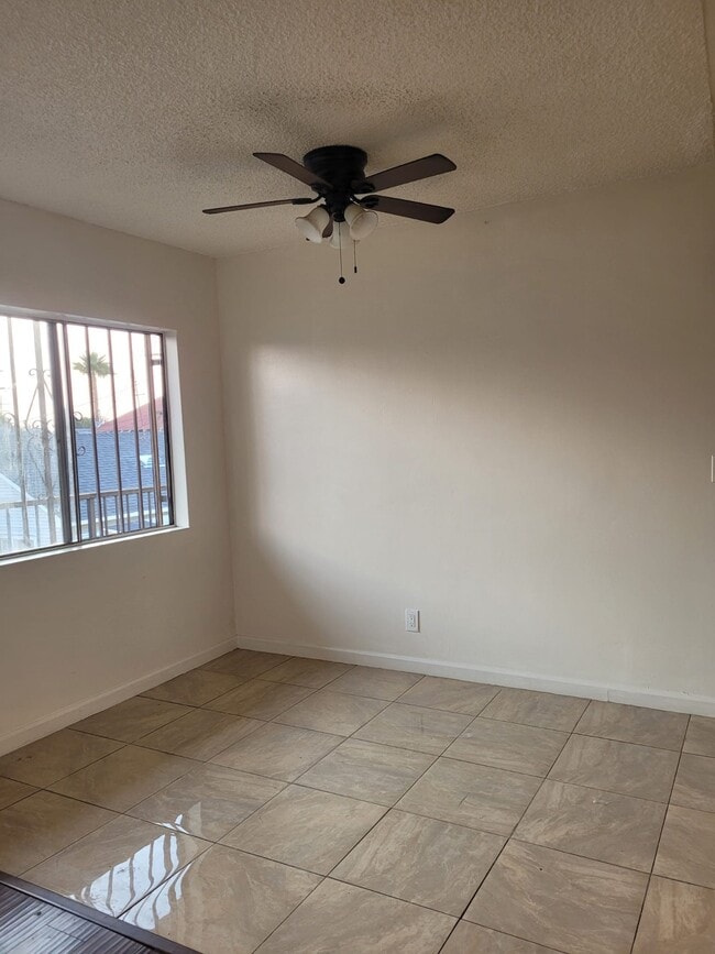 1465 W 25th St Unidad 5