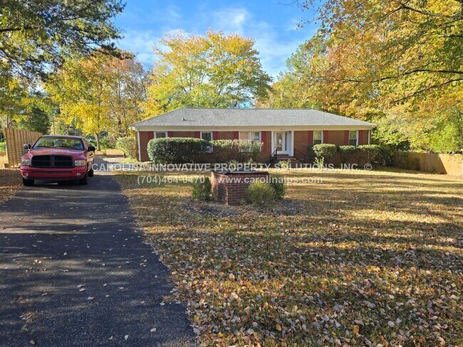 Building Photo - 1805 Falconhurst Dr