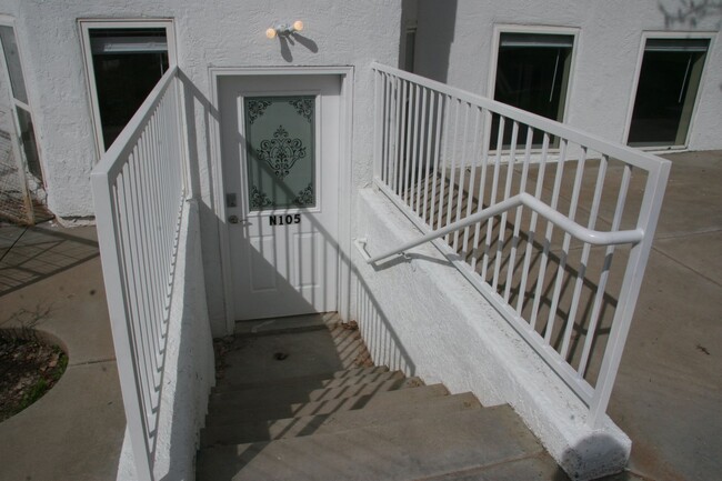 Building Photo - Large 1 bedroom apartment UTILITIES INCLUD...