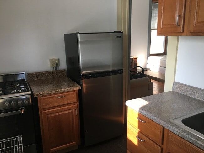 Kitchen - 127 College Ave