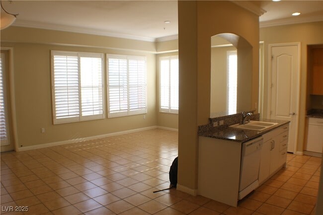 Building Photo - 50 E Serene Ave Unit 324