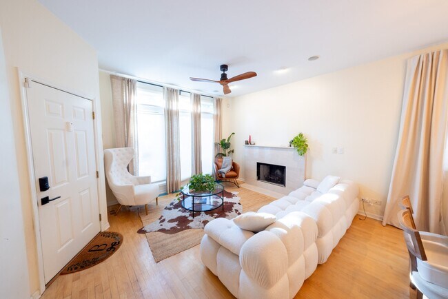 Photo - 1644 N Claremont Ave Unit 1