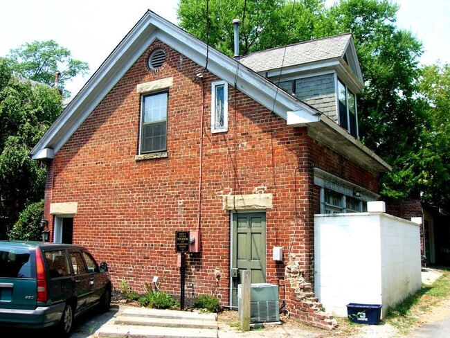 2 BR / 1 BA Beautiful Historic Carriage Ho... - 2 BR / 1 BA Beautiful Historic Carriage Ho... House