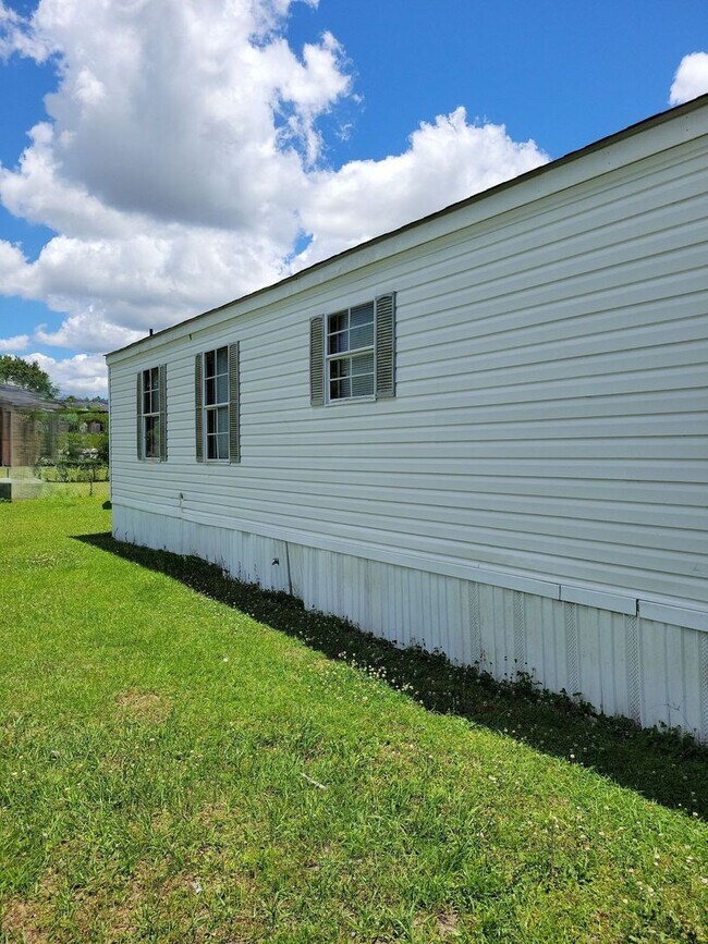 Building Photo - JACKSONVILLE - 3 Bedroom Mobile Home - con...