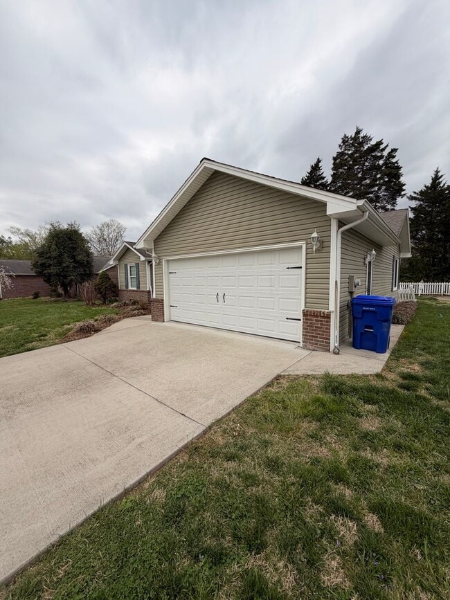 Photo - 3BR Home | Granite Kitchen | Fireplace | Deck | Fenced Yard