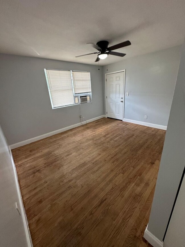 Building Photo - 2100 Palafox St Unit 4
