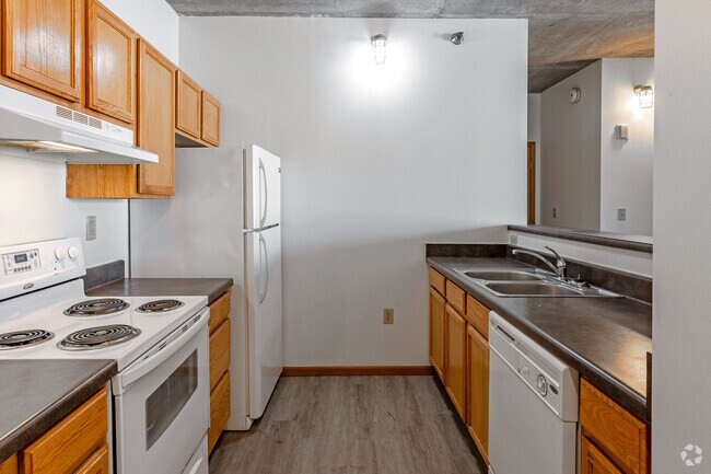1BR, 1BA - 699SF - Kitchen - University Dale Apartments
