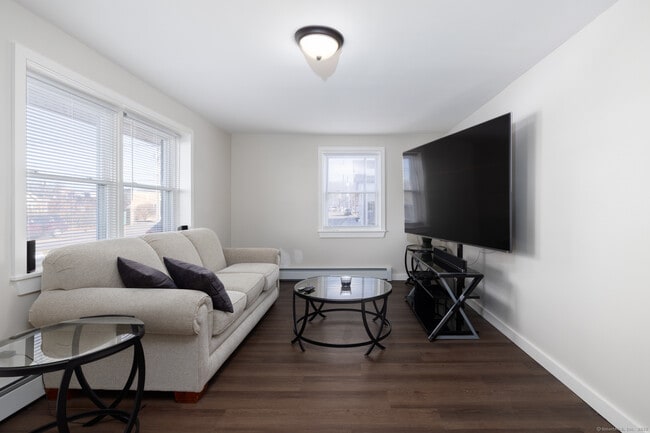 Photo - 28 Aircraft Rd Unidad D