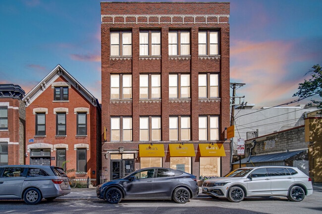 Building Photo - 2014 W Wabansia Ave