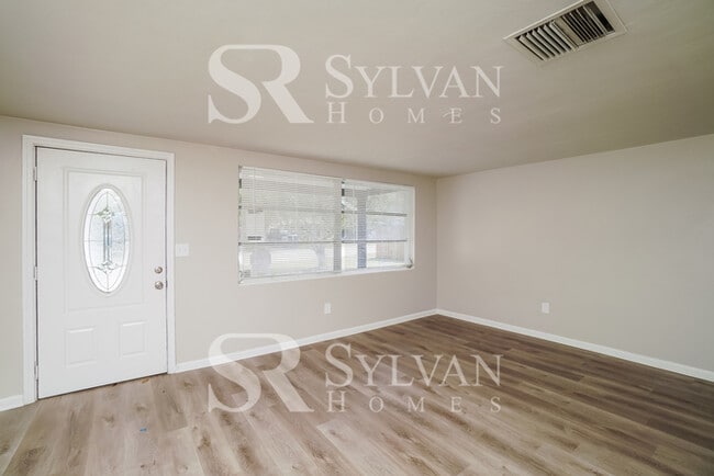 Photo - Lease today! No extra charge for contentme...
