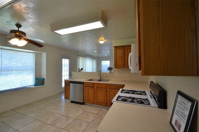 Building Photo - 12410 Meadow Briar Dr