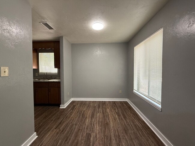 Photo - Downstairs unit off E Park avail NOW!!! Unit D