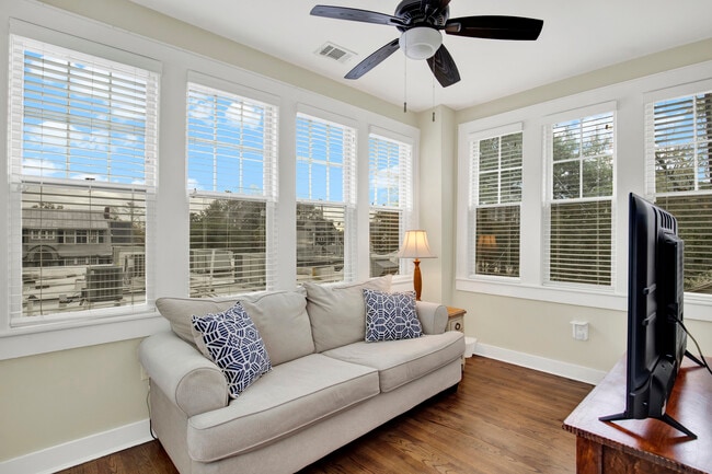 Den/Sunroom - 309 E 34th St Unit Upper