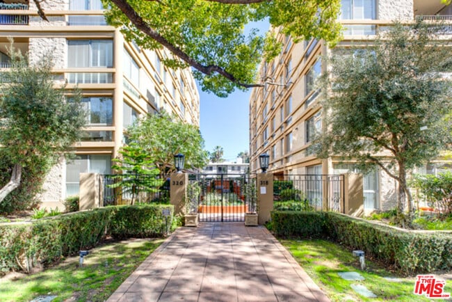 Photo - 320 N Maple Dr Unidad PH-605