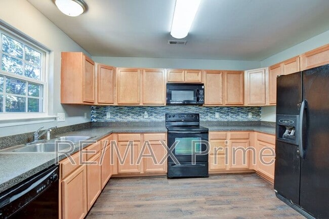 Photo - 960 Railroad Ave