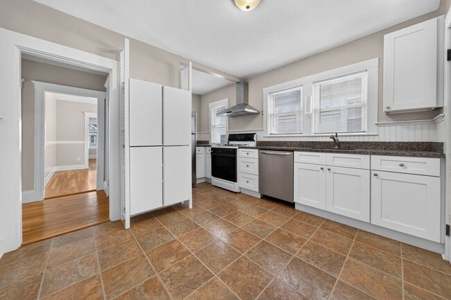 Building Photo - 156 W Adams St Unit 2