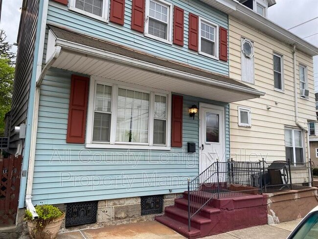 Building Photo - 202 N 11th St Rental