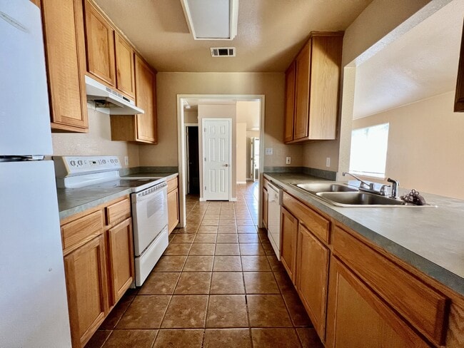 Photo - 108 N Mockingbird Cir