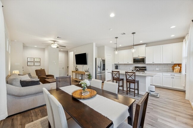 Building Photo - 9804 Rugged Oaks Dr