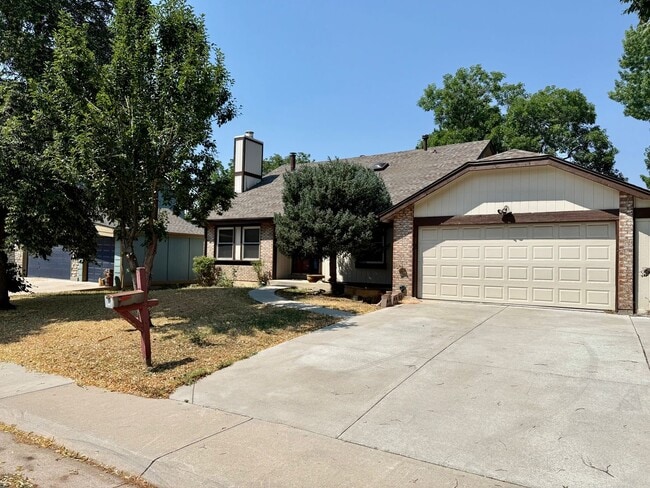 Building Photo - Spacious Home in the Heart of Aurora with ...