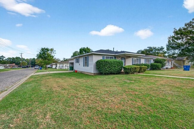 Photo - 707 Carver St