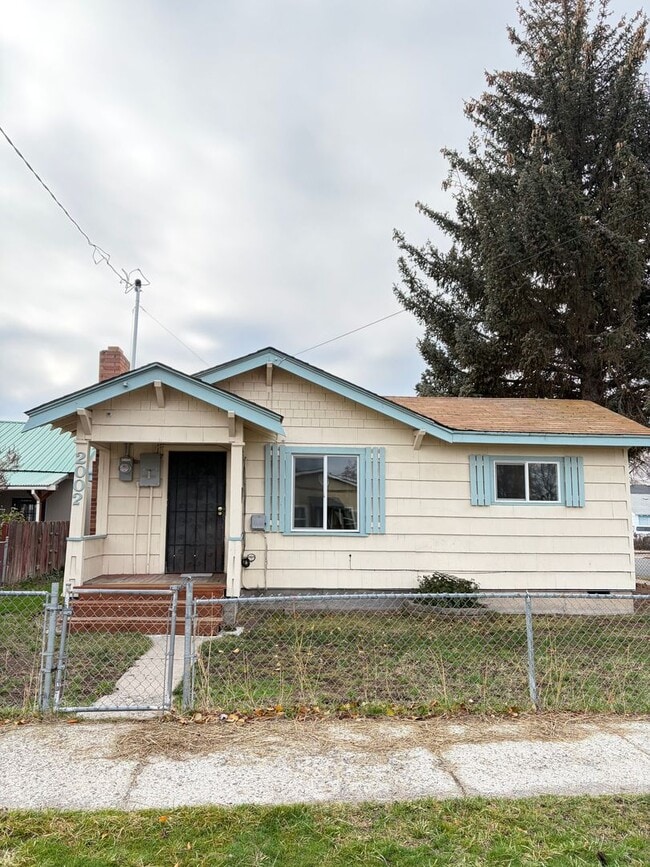 Photo - 7 minutes to Sky Lakes Medical Center and Oregon Tech ~Newly renovated 3 bedroom, 1 bath house wi...