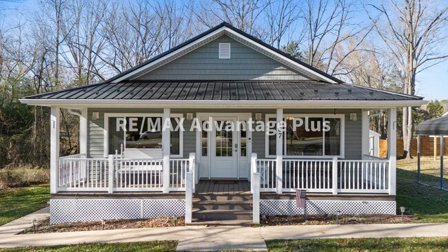 Building Photo - 3-Bedroom in Town of Farmville with One-Le...