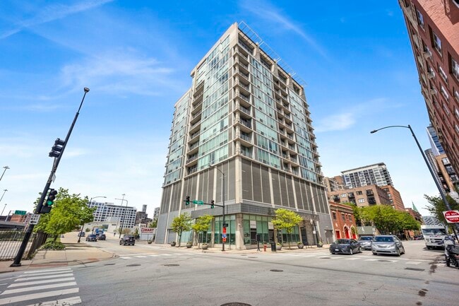 Building Photo - 700 W Van Buren St Unit PH3