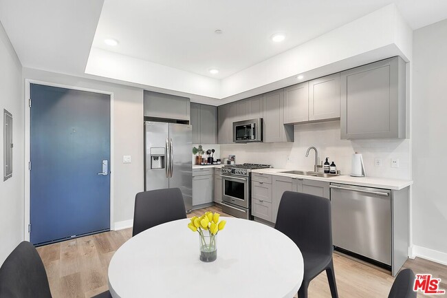 Building Photo - 11050 Hartsook St Unit 306