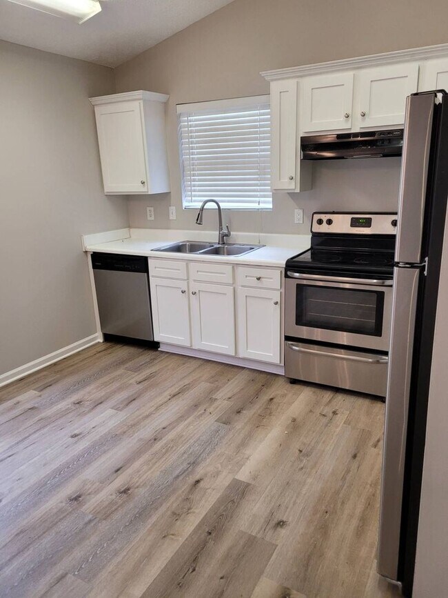 Photo - 3/2.5 in College Park! 1st month's rent FREE with 13-month lease!!