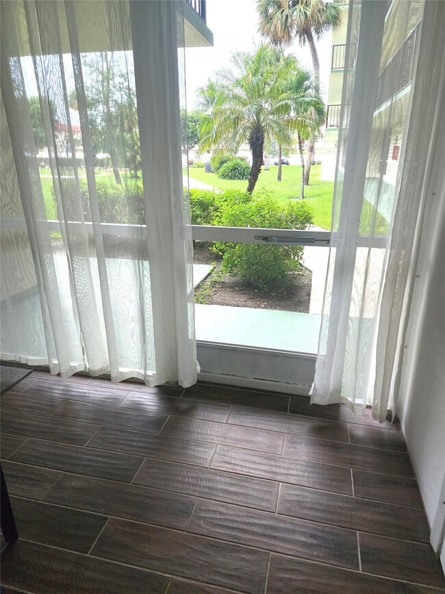 Building Photo - 804 SE 7th St Unit 101