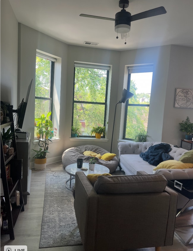 Building Photo - 3611 N Greenview Ave Unit TOP Rental