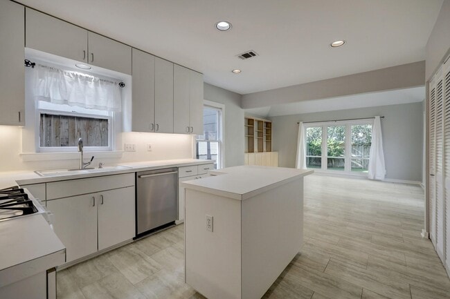 Photo - 2910 Plumb St