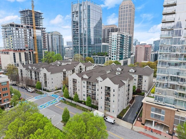 Building Photo - 1075 Peachtree Walk NE Unit A403 Rental