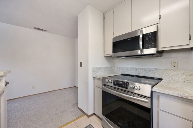 Photo - Prime location near downtown, airport, din... Unit 108