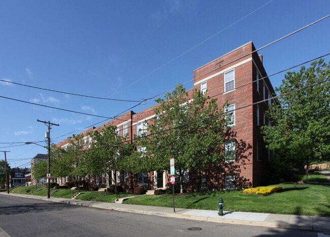 Building Photo - 617 Hamlin St NE Unit 03