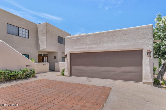 Photo - 3037 E Rose Ln Townhome