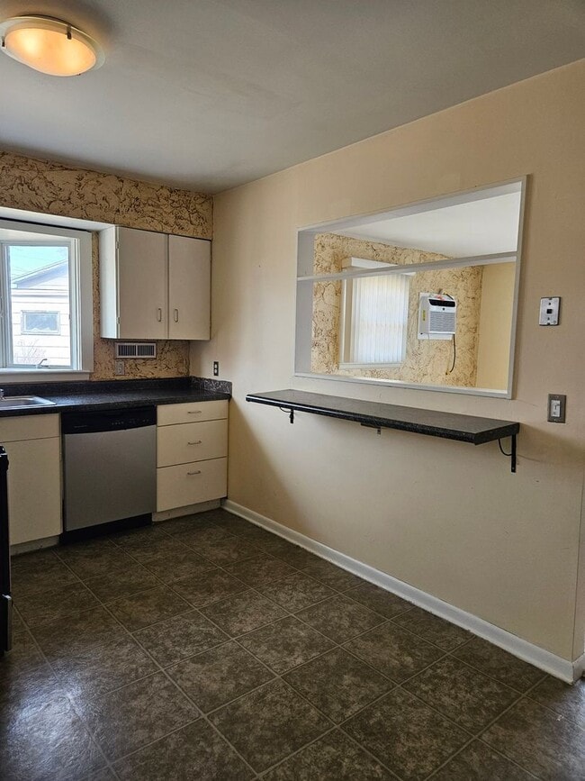 Photo - 2 BEDROOM | 1 BATH | GARAGE | SOUTH