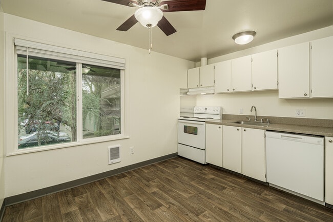 2X1L Kitchen/Dining - Lynnwood Garden Village Apartments