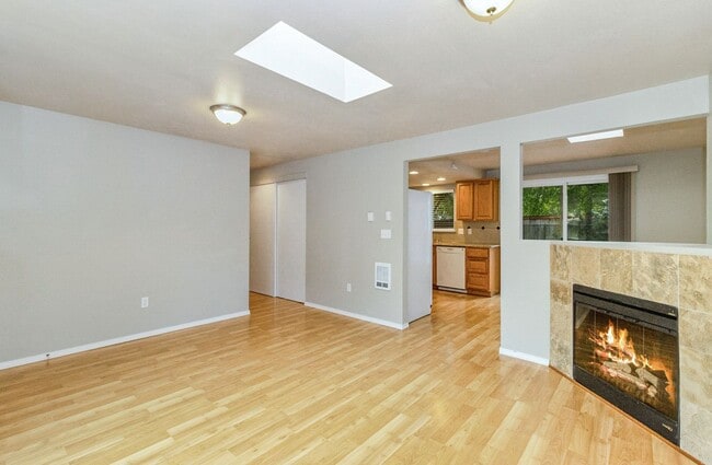 Photo - Kirkland Rambler for rent! Contact Jennifer for a showing 4252238096