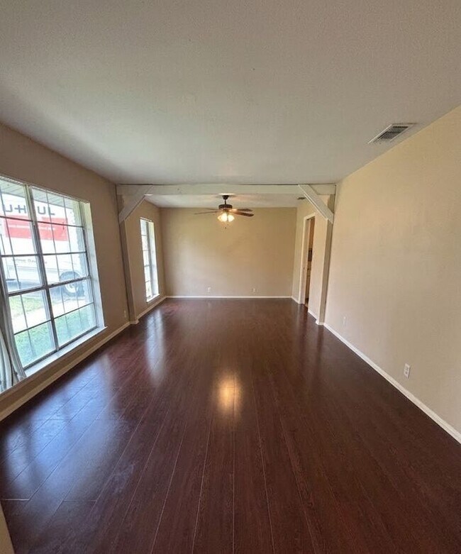 Photo - 4307 Markham St