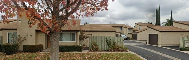 Building Photo - Spacious 2 Bed/1.5 Bath Condo In  Parkview...